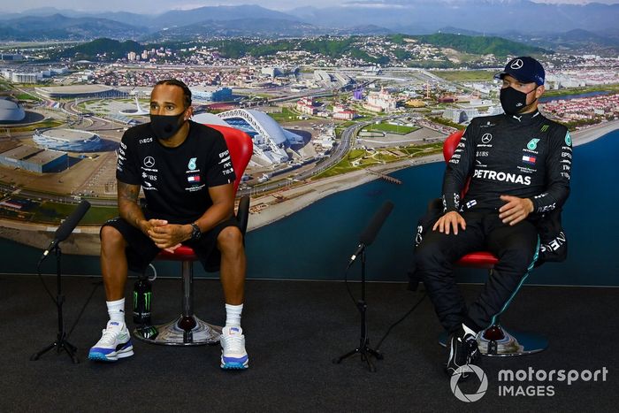 Lewis Hamilton, Mercedes-AMG F1 y Valtteri Bottas, Mercedes-AMG F1, en la conferencia de prensa