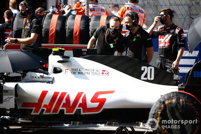Mecánica en la parrilla con Kevin Magnussen, Haas F1