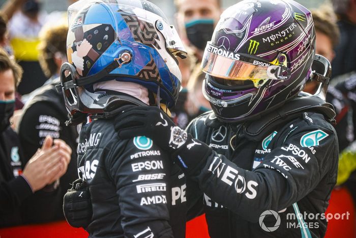 Segundo lugar Valtteri Bottas, Mercedes-AMG F1y el ganador Hamilton, Mercedes-AMG F1 celebran en Parc Ferme 