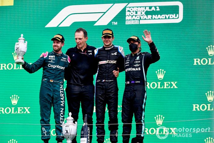 Podio: segundo lugar Sebastian Vettel, Aston Martin, Laurent Rossi, CEO Alpine F1, ganador Esteban Ocon, Alpine F1, tercer lugar Lewis Hamilton, Mercedes