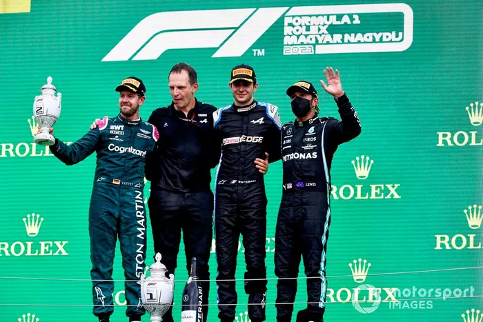 Podio: segundo lugar Sebastian Vettel, Aston Martin, Laurent Rossi, CEO Alpine F1, ganador Esteban Ocon, Alpine F1, tercer lugar Lewis Hamilton, Mercedes