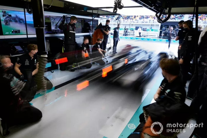 Lewis Hamilton, Mercedes W12, sale del garaje