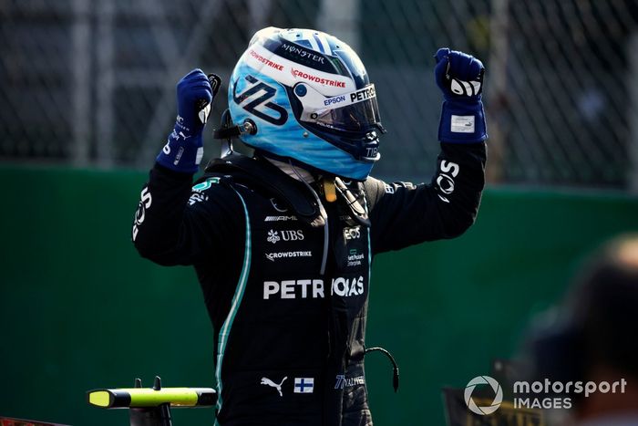 Ganador carrera sprint y pole position Valtteri Bottas, Mercedes, en Parc Ferme