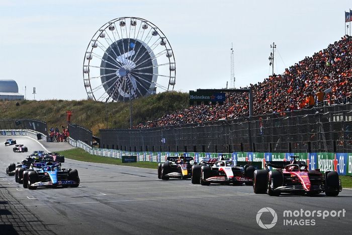 Charles Leclerc, Ferrari F1-75, Kevin Magnussen, Haas VF-22, Sergio Pérez, Red Bull Racing RB18, Fernando Alonso, Alpine A522,  practican sus procedimientos de salida de carrera al final de la FP3