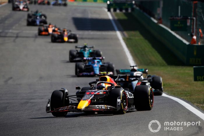 Sergio Pérez, Red Bull Racing RB18, George Russell, Mercedes W13, Fernando Alonso, Alpine A522