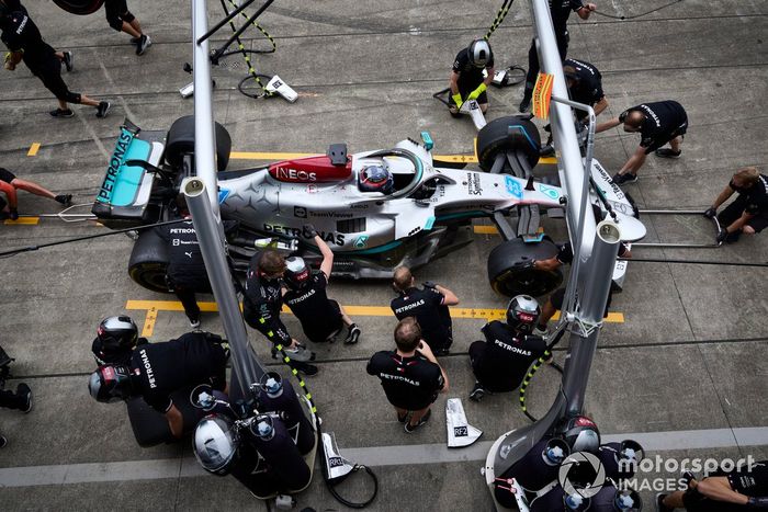 George Russell, Mercedes W13, practica un pitstop