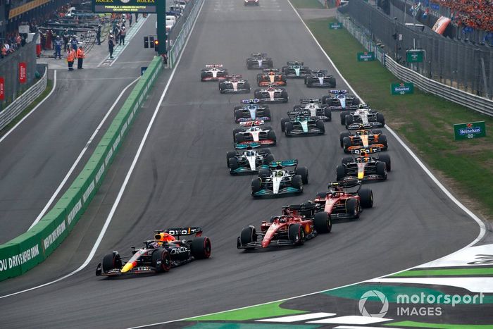 Arrancada Max Verstappen, Red Bull Racing RB18, Charles Leclerc, Ferrari F1-75, Carlos Sainz, Ferrari F1-75, Lewis Hamilton, Mercedes W13, Sergio Pérez, Red Bull Racing RB18, George Russell, Mercedes W13, Lando Norris, McLaren MCL36, Mick Schumacher, Haas VF-22, el resto de la parrilla de salida