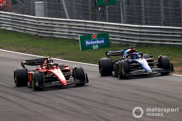 Carlos Sainz, Ferrari F1-75, pasa a Alex Albon, Williams FW44