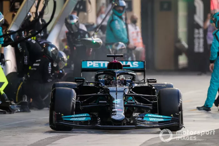 Lewis Hamilton, Mercedes W12, sale de su box