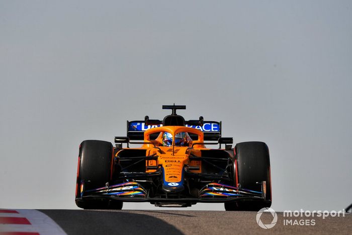 Lando Norris, McLaren MCL35M adaptado (muleto) con los Pirelli de 18 pulgadas 