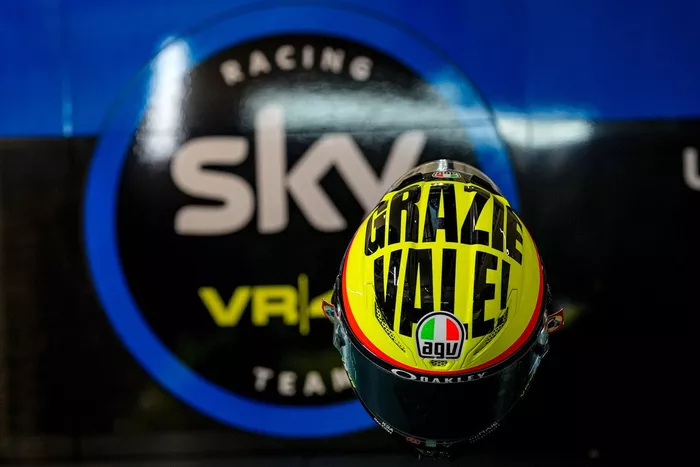 Un casco con la decoración especial del Sky Racing Team VR46 en homenaje a Valentino Rossi