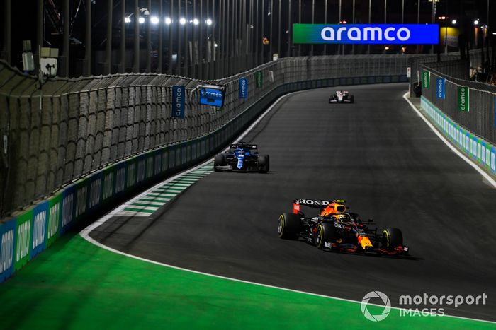 Sergio Pérez, Red Bull Racing RB16B, Fernando Alonso, Alpine A521