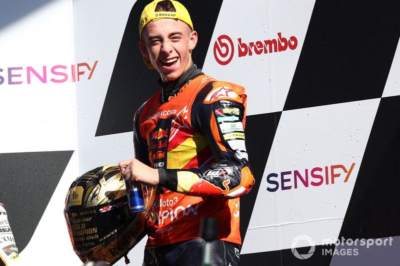 El ganador de la carrera y campeón del mundo Pedro Acosta, Red Bull KTM Ajo