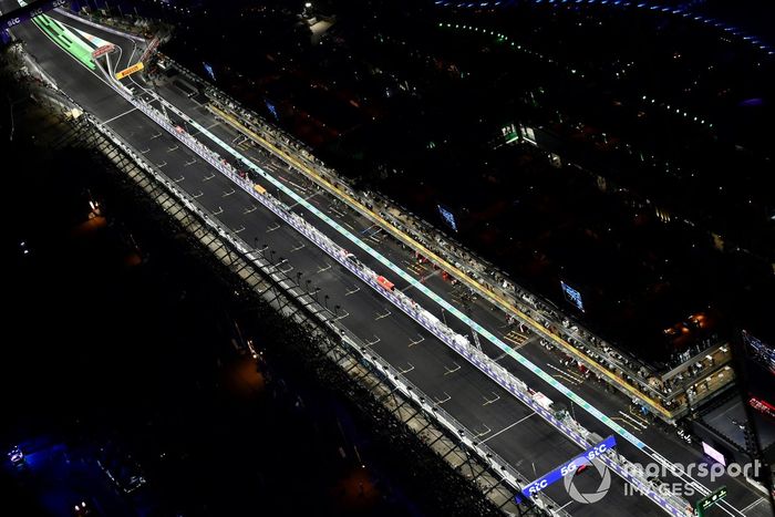 Una vista aérea del circuito por la noche