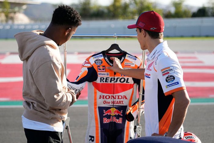 Ansu Fati, FC Barcelona, y Marc Márquez, Repsol Honda Team