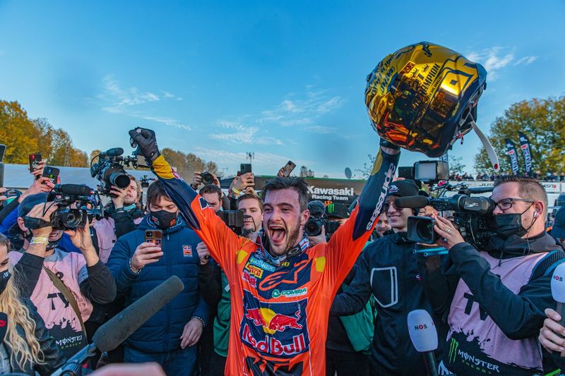El campeón del mundo 2021 de MXGP, Jeffrey Herlings, lo celebra