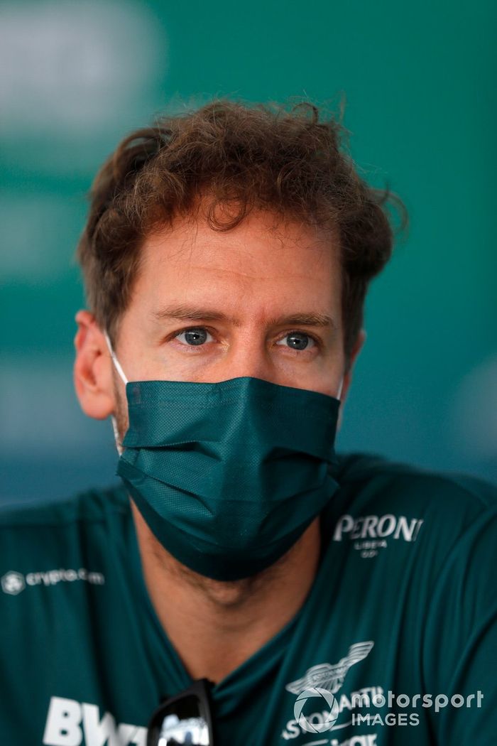 Sebastian Vettel, Aston Martin habla con los medios de comunicación