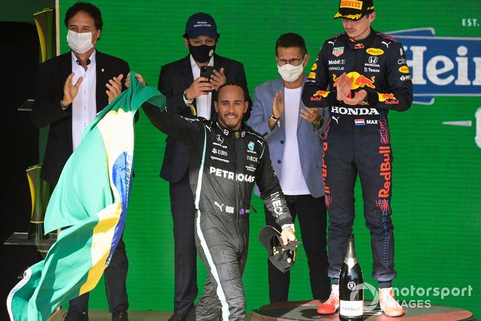 Podio: ganador Lewis Hamilton, Mercedes,