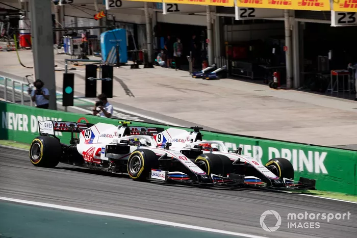 Mick Schumacher, Haas VF-21, lucha con Nikita Mazepin, Haas VF-21