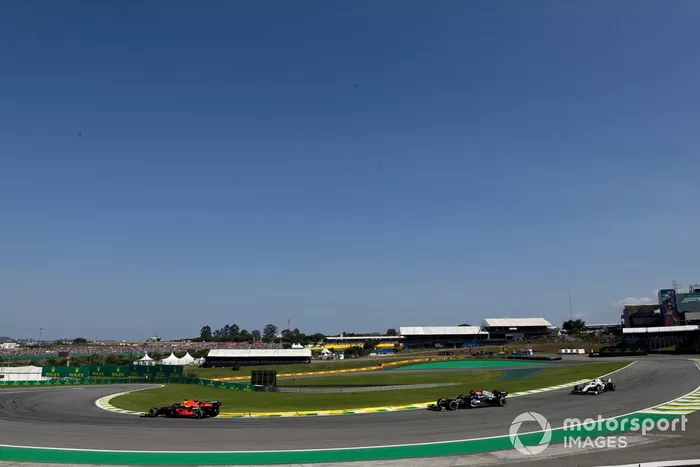 Max Verstappen, Red Bull Racing RB16B, Lewis Hamilton, Mercedes W12, y Mick Schumacher, Haas VF-21