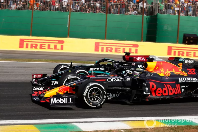 Max Verstappen, Red Bull Racing RB16B, e Lewis Hamilton, Mercedes W12