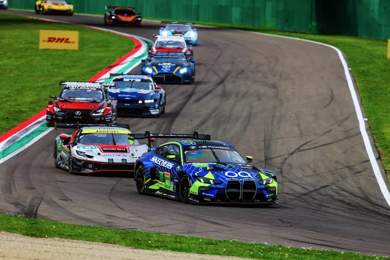 #46 Team WRT BMW M4 LMGT3 : Ahmad Al Harthy, Valentino Rossi, Kelvin Van Der Linde, 21 Vista AF Corse Ferrari 296 LMGT3 : Francois Heriau, Simon Mann, Alessio Rovera