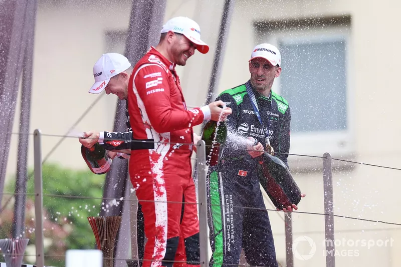 Sébastien Buemi, Envision Racing, vainqueur de la course, Oliver Rowland, Nissan Formula E Team, deuxième, Nick Cassidy, Jaguar TCS Racing, troisième, Sylvain Filippi, directeur général et directeur technique d'Envision Racing.
