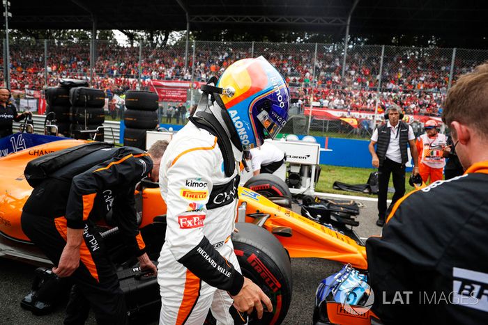 Fernando Alonso, McLaren, en la parrilla