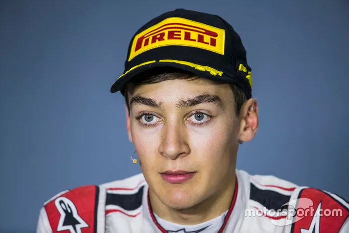 Apoyado por Mercedes, George Russell también está en la lista, pero es el que menos opciones tiene, dado que el equipo alemán primero quiere encontrar acomodo a Ocon