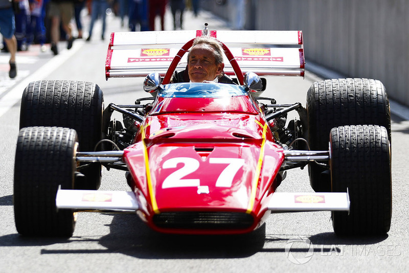 La leyenda de las carreras belgas Jacky Ickx demuestra un Ferrari 312B