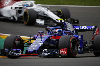 Pierre Gasly, Toro Rosso STR13, leads Marcus Ericsson, Sauber C37