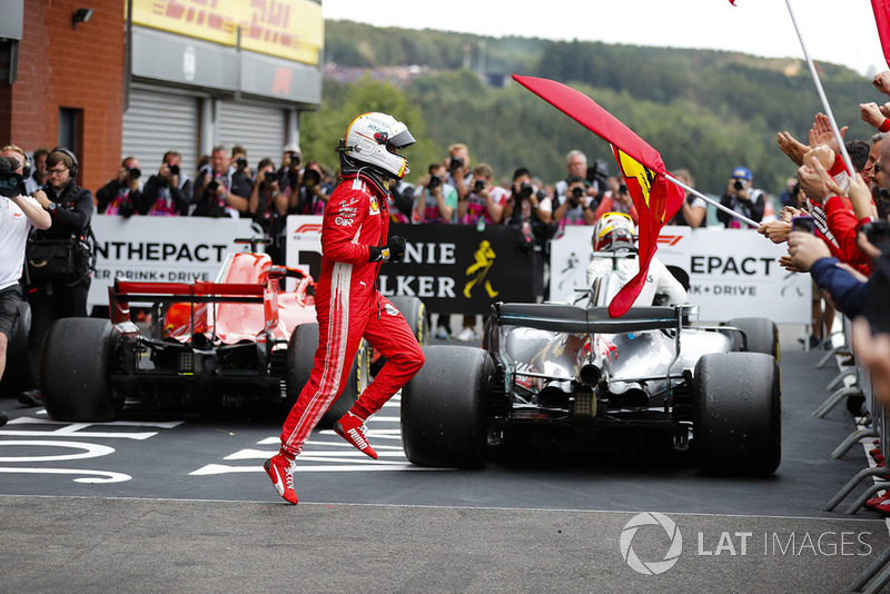 Sebastian Vettel, Ferrari, świętuje zwycięstwo w parku zamkniętym