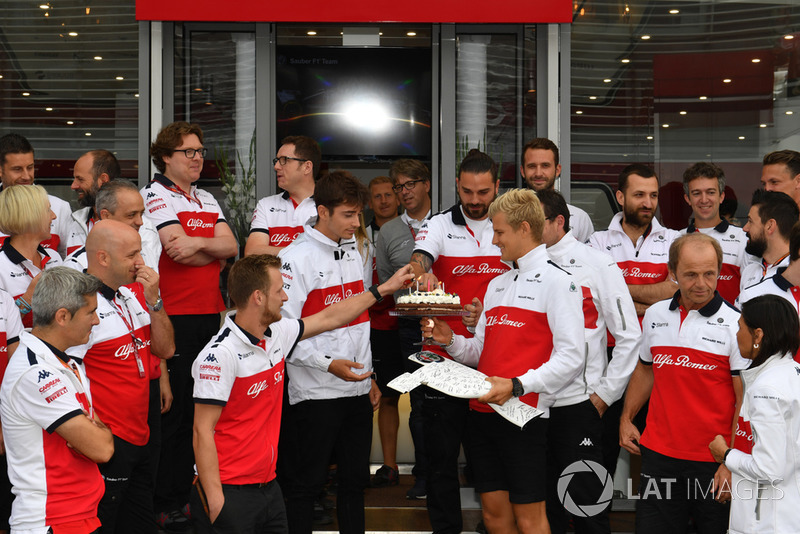 Sauber celebrate the birthday of Marcus Ericsson, Sauber with Charles Leclerc, Sauber