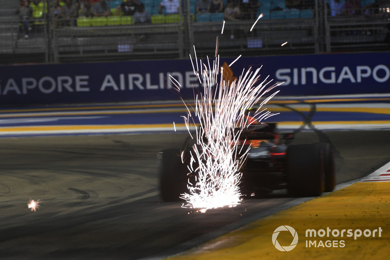 Max Verstappen, Red Bull Racing RB14 lâche des étincelles