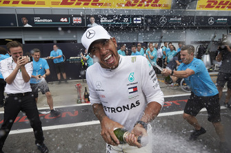 Lewis Hamilton, Mercedes AMG F1, fête sa victoire avec du champagne