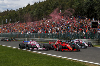 Esteban Ocon, Racing Point Force India VJM11, Sebastian Vettel, Ferrari SF71H, Lewis Hamilton, Mercedes AMG F1 W09 e Sergio Perez, Racing Point Force India VJM11, in battaglia nel primo giro