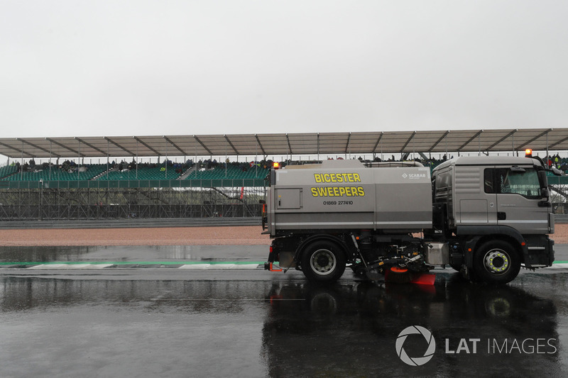 Wet track clearing