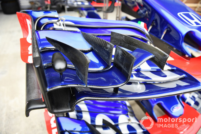 Vue détaillée de l'aileron avant de la Scuderia Toro Rosso STR13 