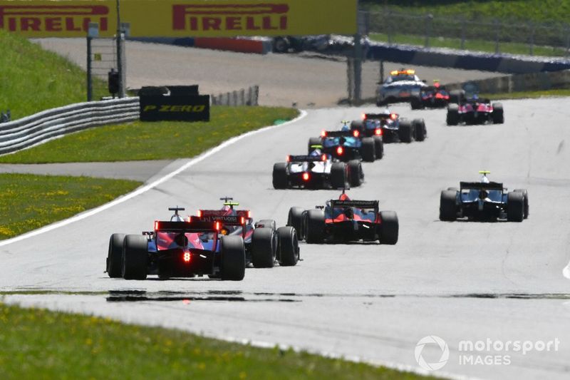 La parrilla detrás del Safety Car