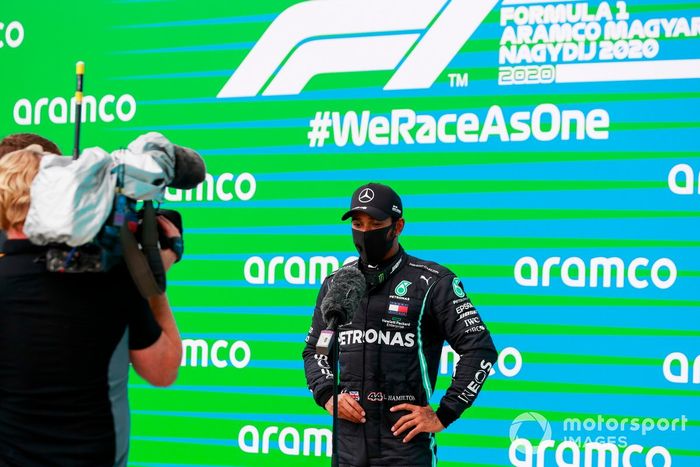 Ganador de la pole Lewis Hamilton, Mercedes-AMG Petronas F1