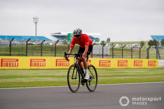 Robert Kubica, Alfa Romeo, da una vuelta en bici