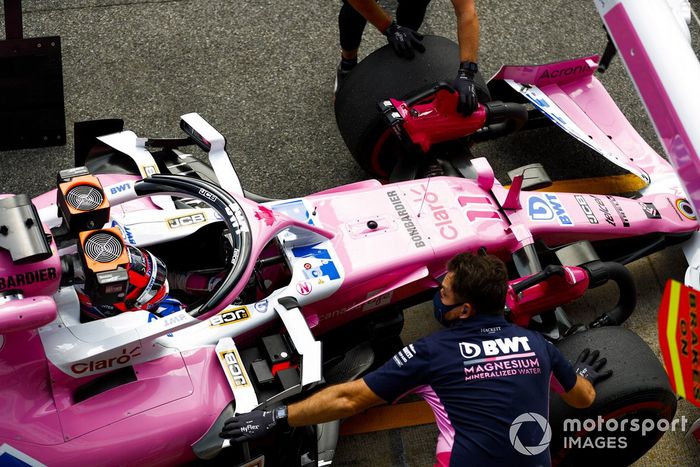 Sergio Pérez, Racing Point RP20, es devuelto al garaje