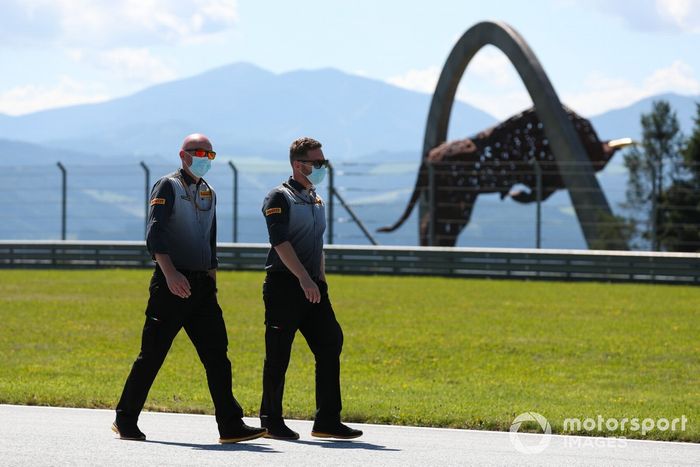 El personal de Pirelli camina por la pista