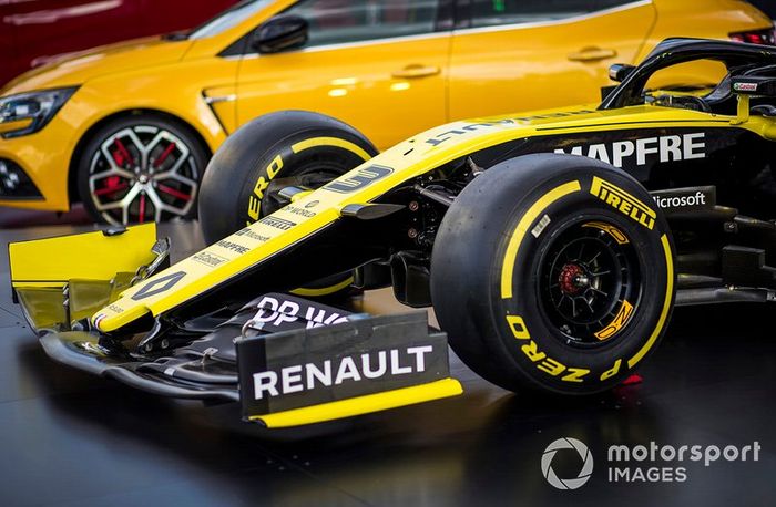 Detalle del morro y el alerón delantero del Renault F1 Team R.S.20 