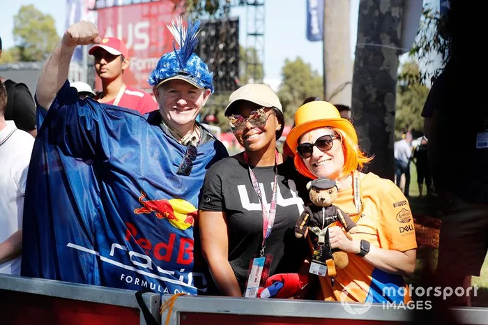 Fans de Red Bull Racing, Lewis Hamilton y McLaren