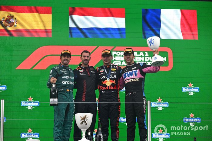 Fernando Alonso, Aston Martin F1 Team, 2ª posición, el delegado del trofeo Red Bull, Max Verstappen, Red Bull Racing, 1ª posición, Pierre Gasly, Alpine F1 Team, 3ª posición, en el podio.