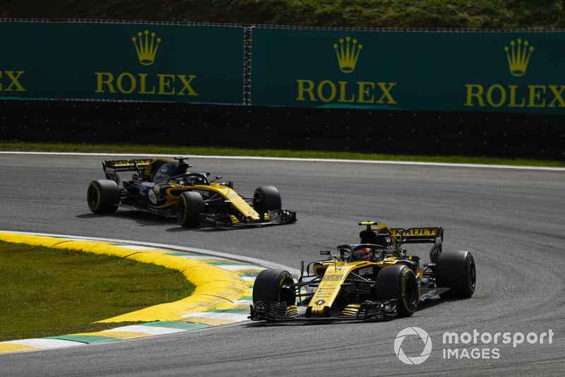 Carlos Sainz Jr., Renault Sport F1 Team R.S. 18, leads Nico Hulkenberg, Renault Sport F1 Team R.S. 18