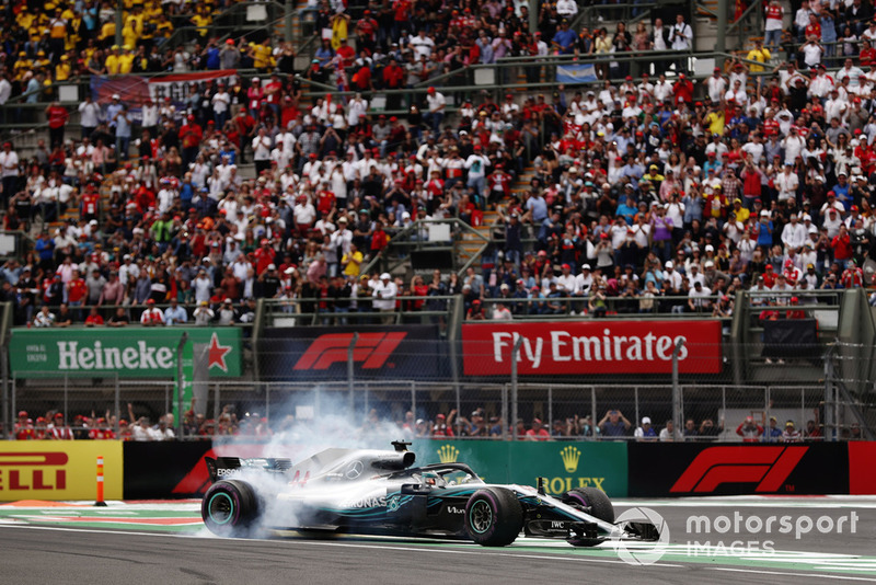 Lewis Hamilton, Mercedes AMG F1 W09 EQ Power +, realiza una dona mientras celebra ganar su quinto Campeonato Mundial