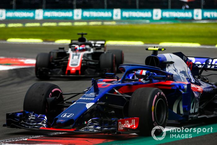 Pierre Gasly, Scuderia Toro Rosso STR13, Romain Grosjean, Haas F1 Team VF-18