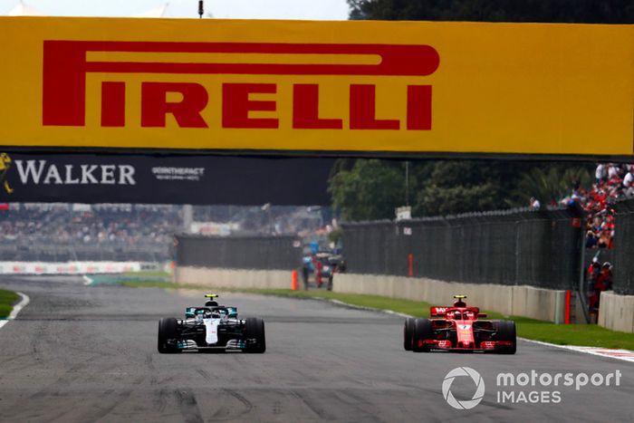Kimi Raikkonen, Ferrari SF71H, y Valtteri Bottas, Mercedes AMG F1 W09 EQ Power+
